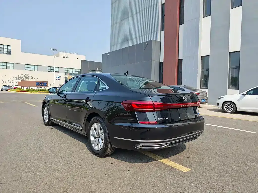 Volkswagen Passat PHEV — фото 5