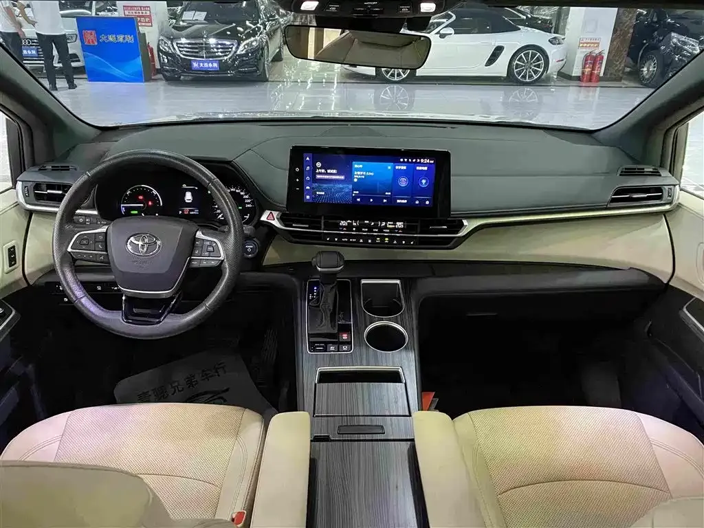 Toyota Granvia — фото 10