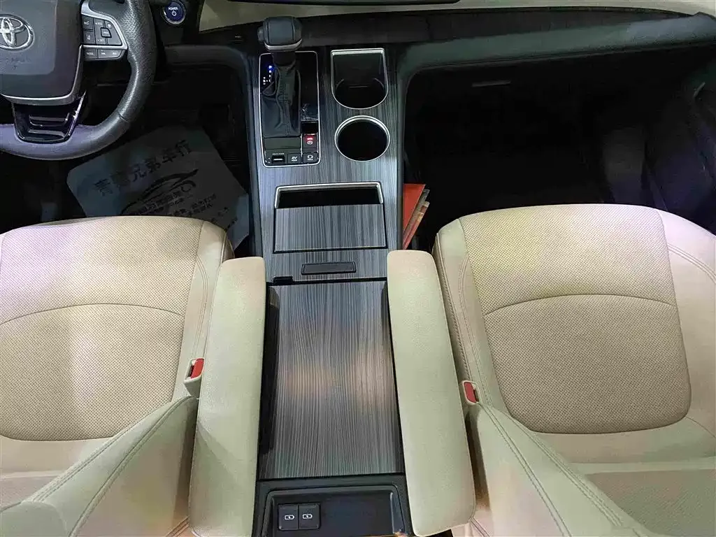 Toyota Granvia — фото 3