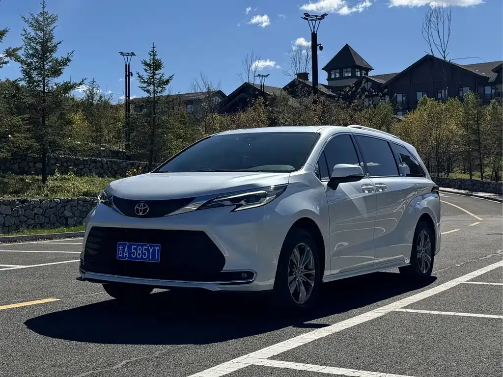Toyota Sienna — фото 1
