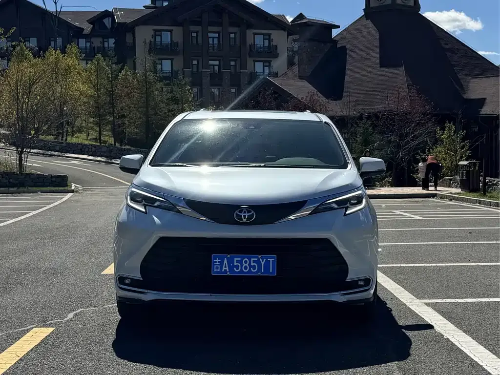 Toyota Sienna — фото 2