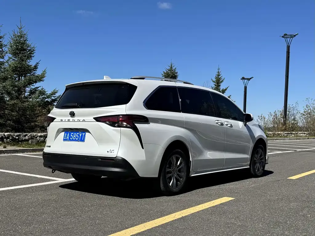 Toyota Sienna — фото 4