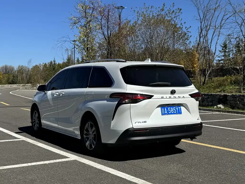 Toyota Sienna — фото 9