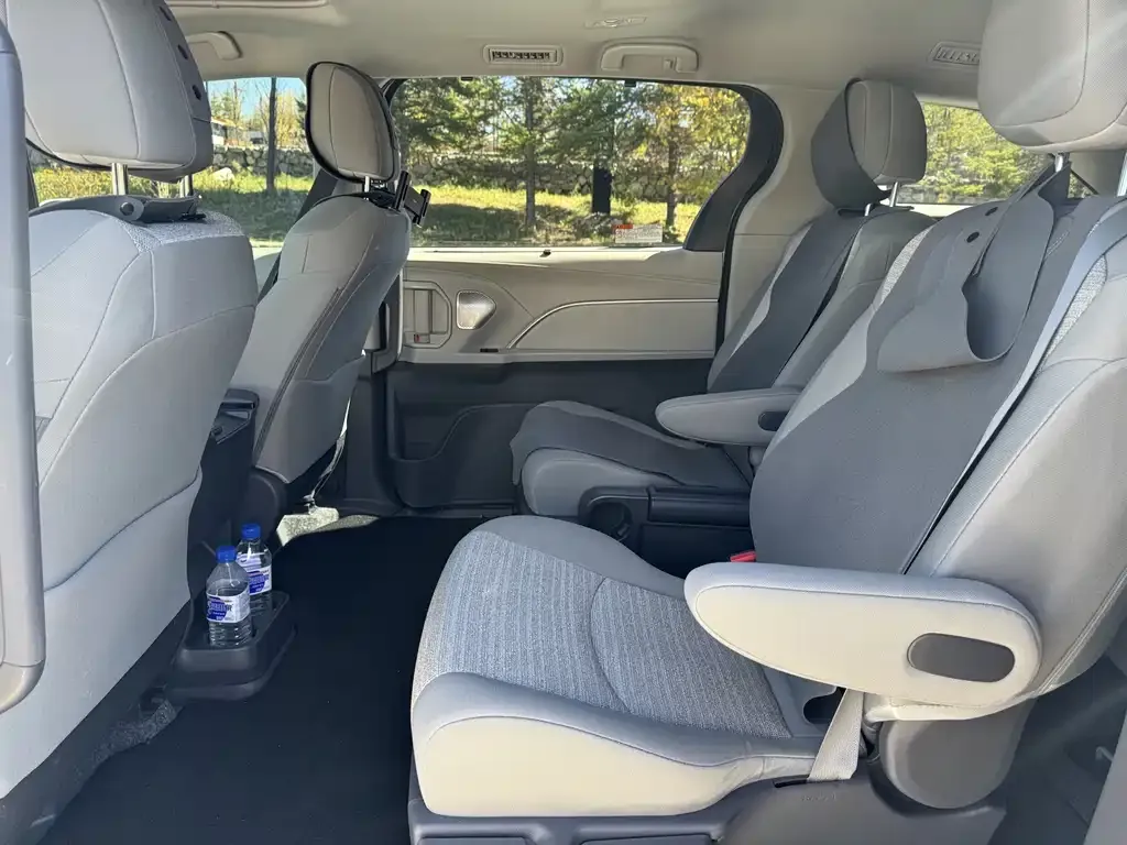 Toyota Sienna — фото 5