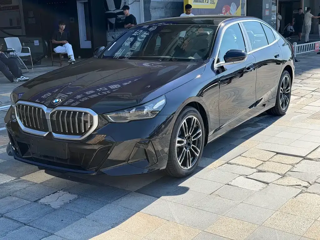 BMW 5 Series — фото 1
