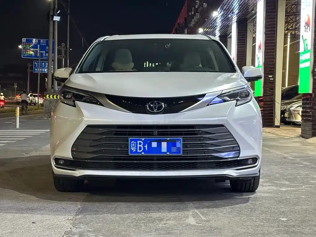 Toyota Sienna — фото 3