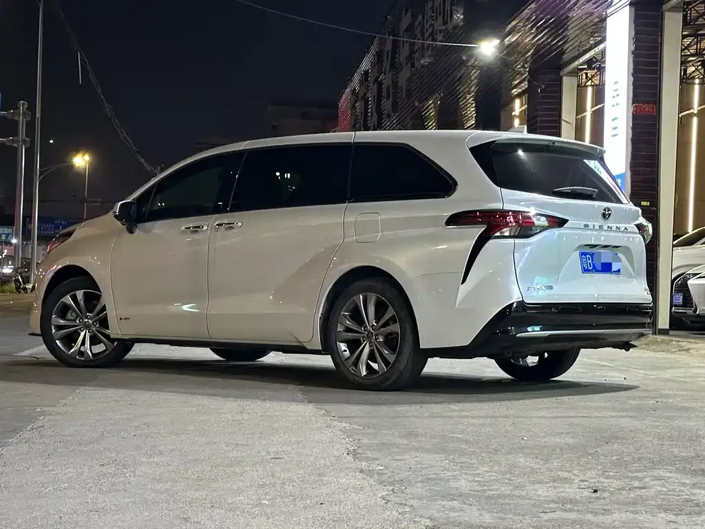 Toyota Sienna — фото 8