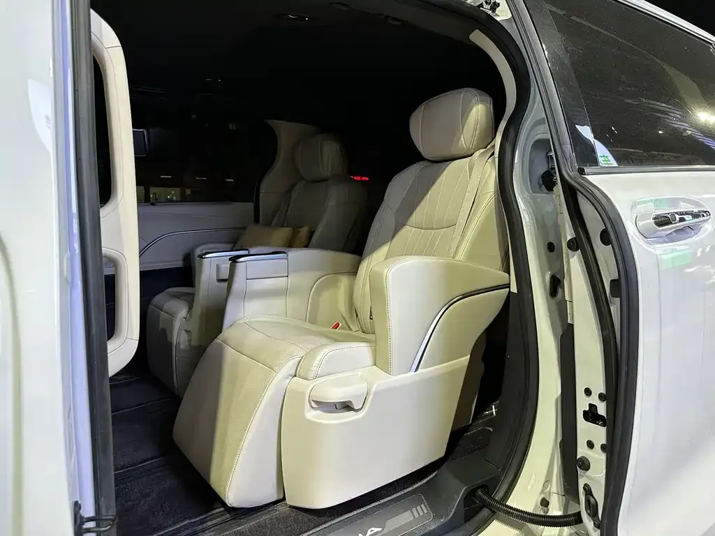 Toyota Sienna — фото 4
