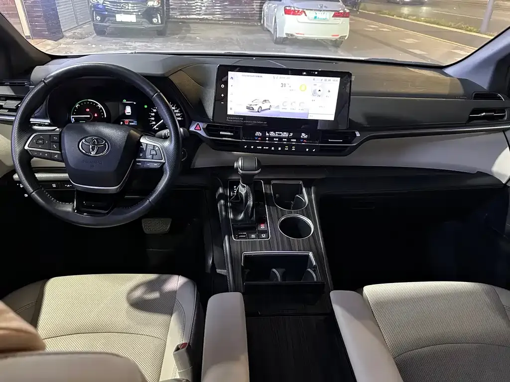 Toyota Sienna — фото 6