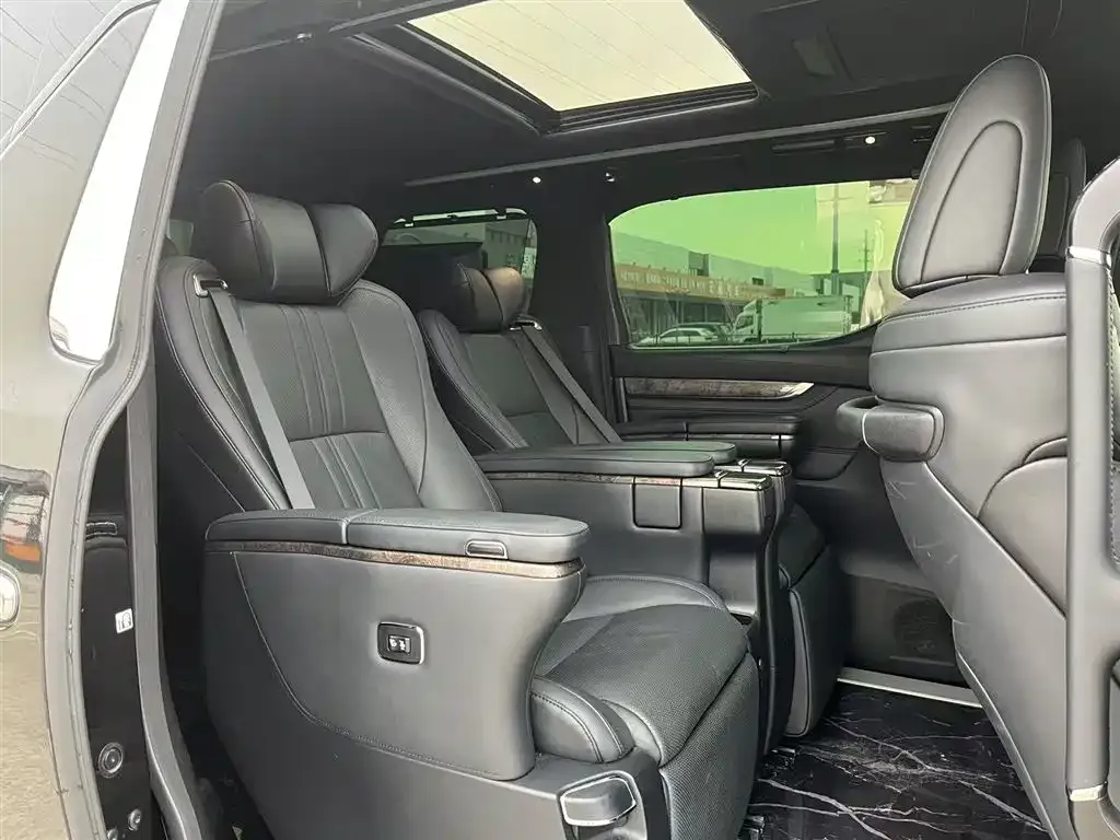 Toyota Vellfire — фото 2