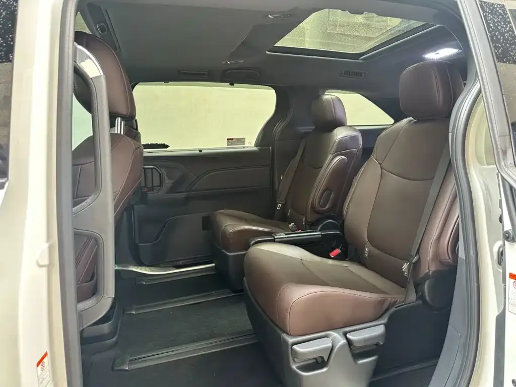 Toyota Granvia — фото 2
