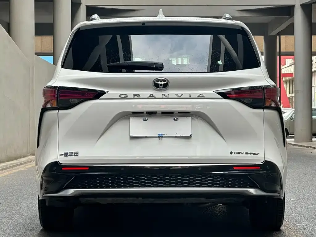 Toyota Granvia — фото 5