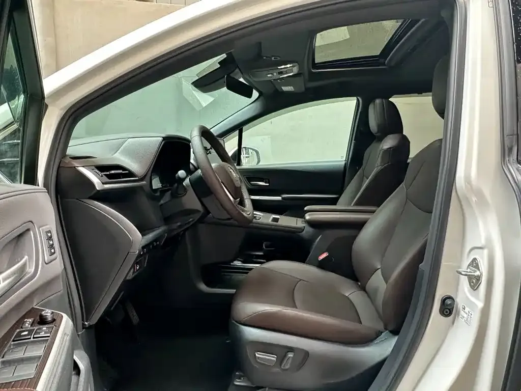 Toyota Granvia — фото 4