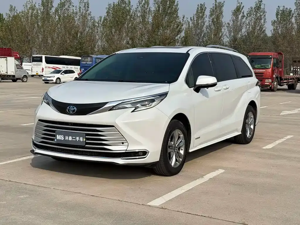 Toyota Sienna — фото 1