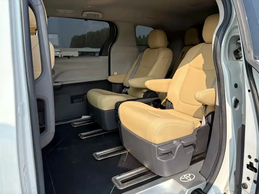 Toyota Sienna — фото 3