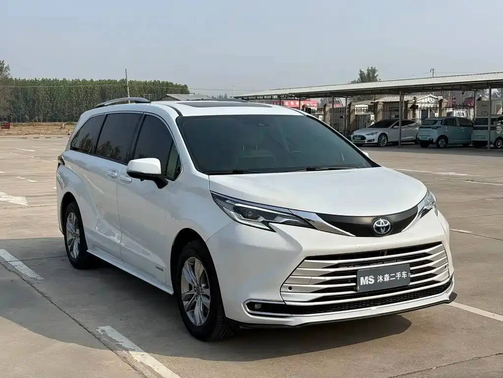 Toyota Sienna — фото 10