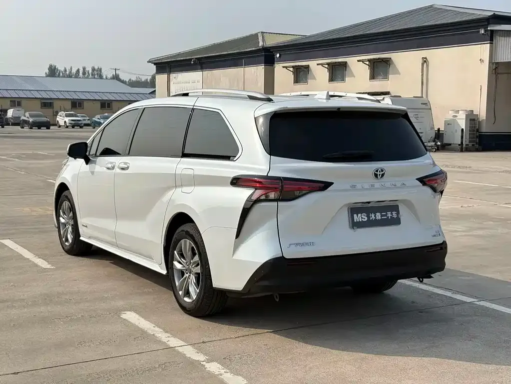 Toyota Sienna — фото 2