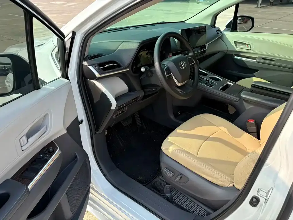 Toyota Sienna — фото 6