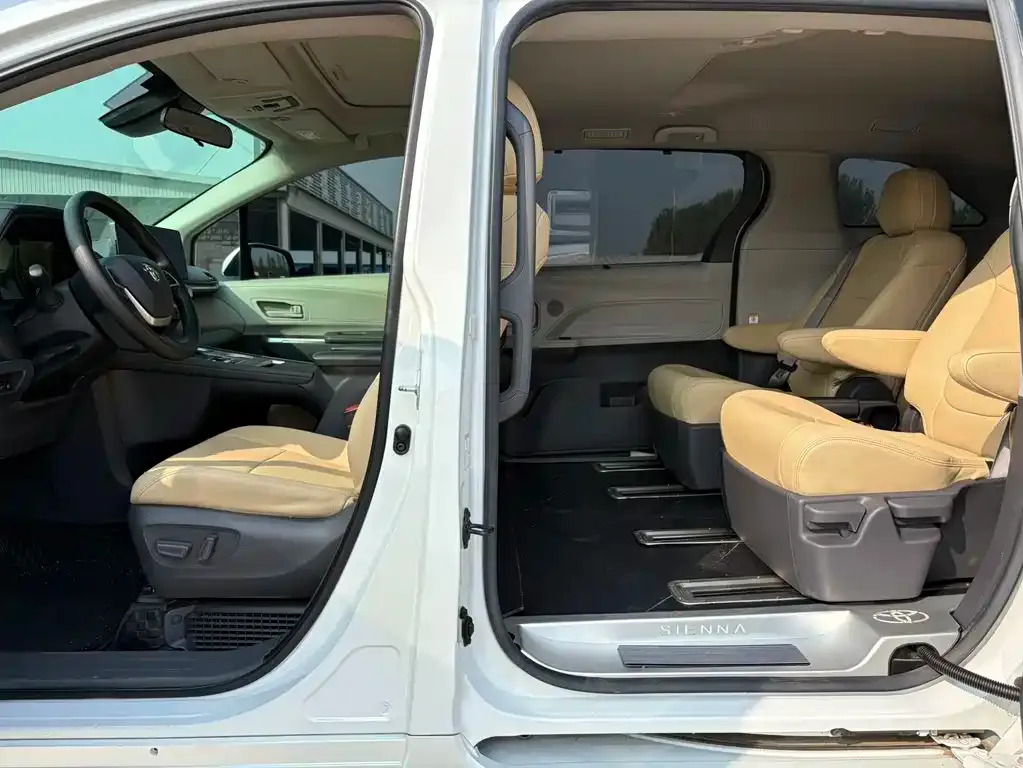 Toyota Sienna — фото 7