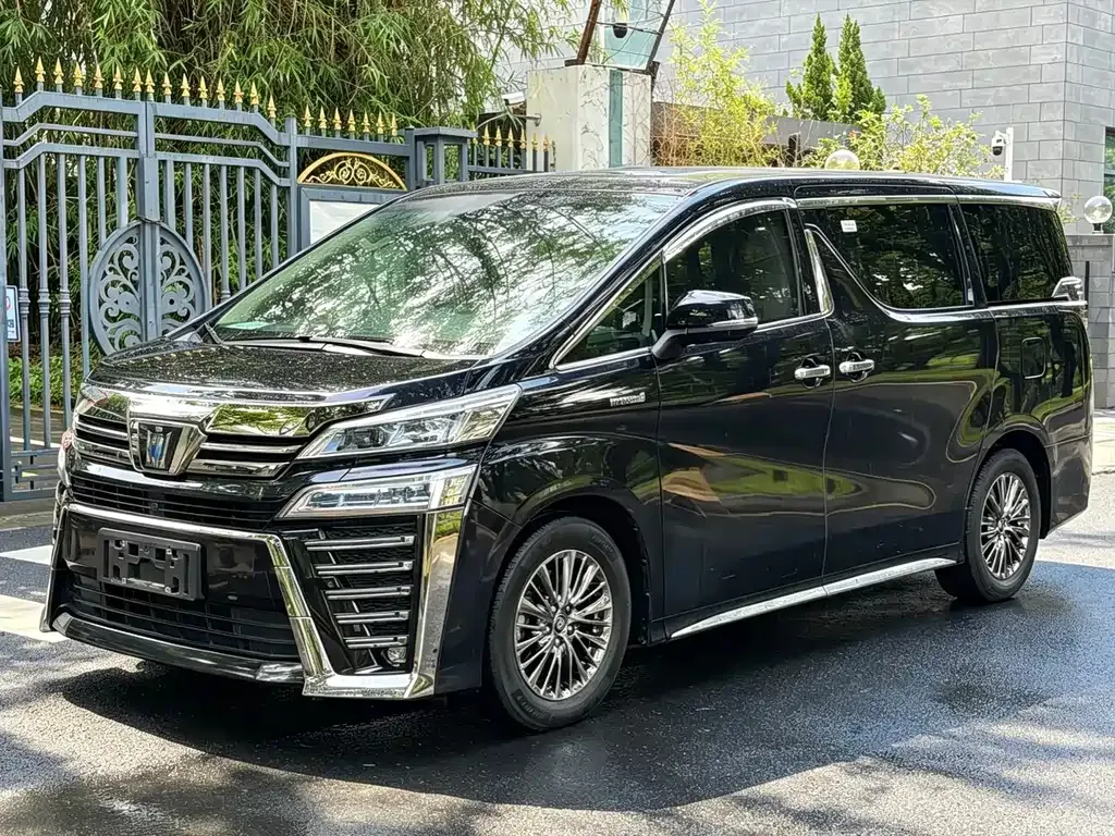Toyota Vellfire — фото 1