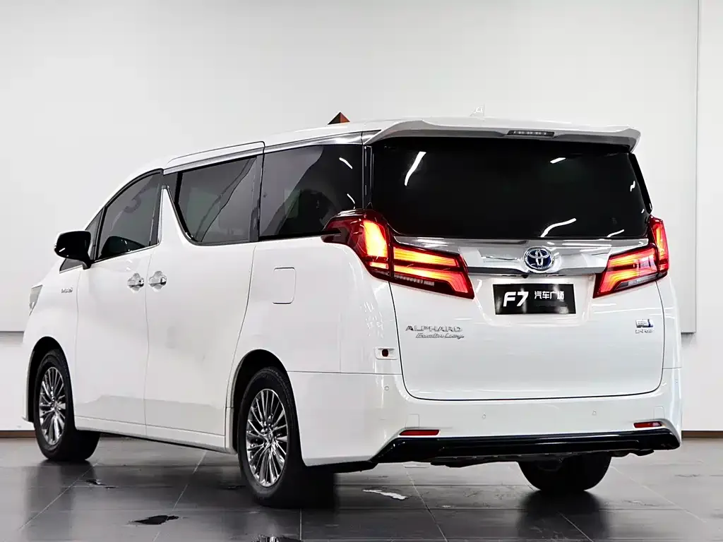 Toyota Alphard — фото 8