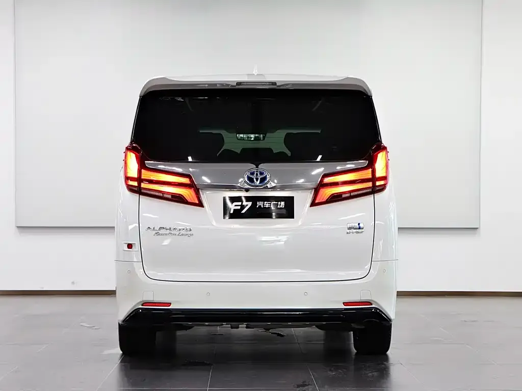Toyota Alphard — фото 9