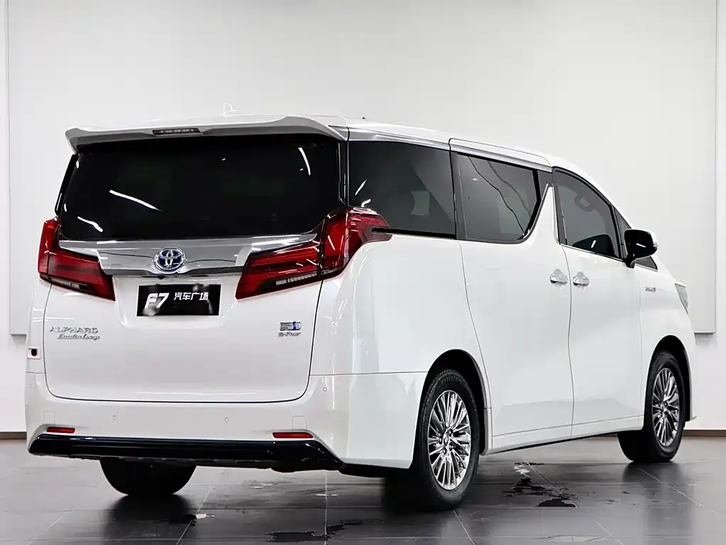 Toyota Alphard — фото 10