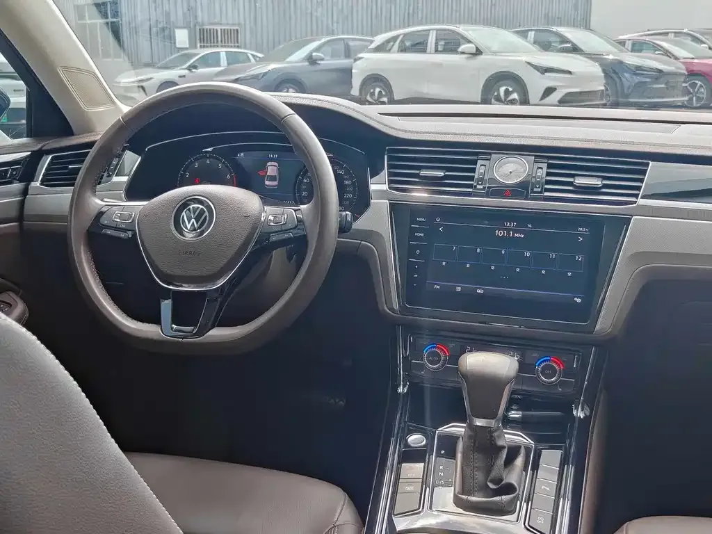 Volkswagen Phideon — фото 10