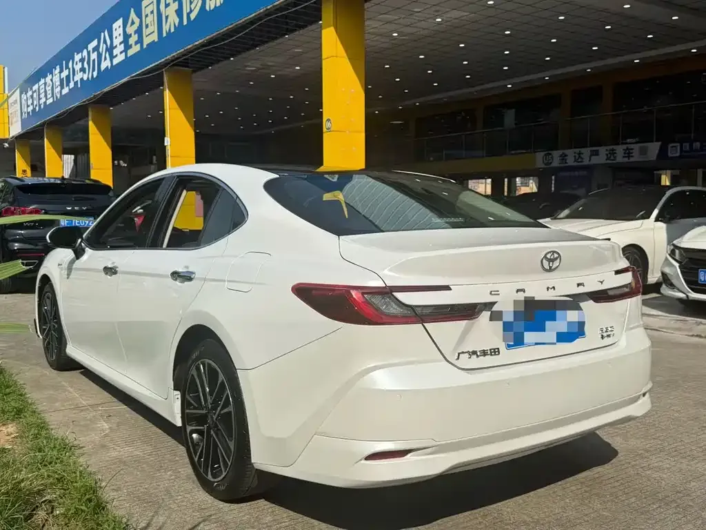 Toyota Camry — фото 4