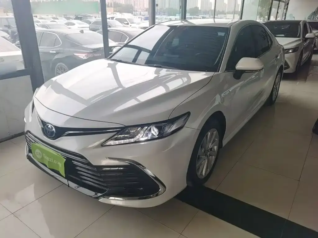 Toyota Camry — фото 1