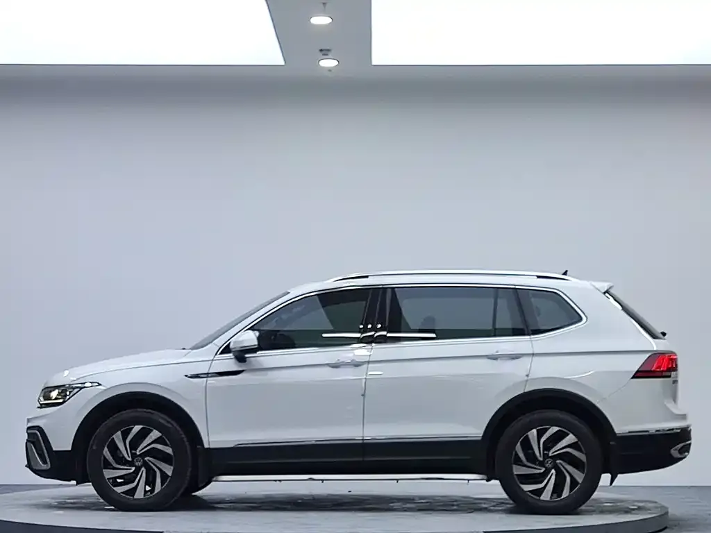 Volkswagen Tiguan L — фото 4