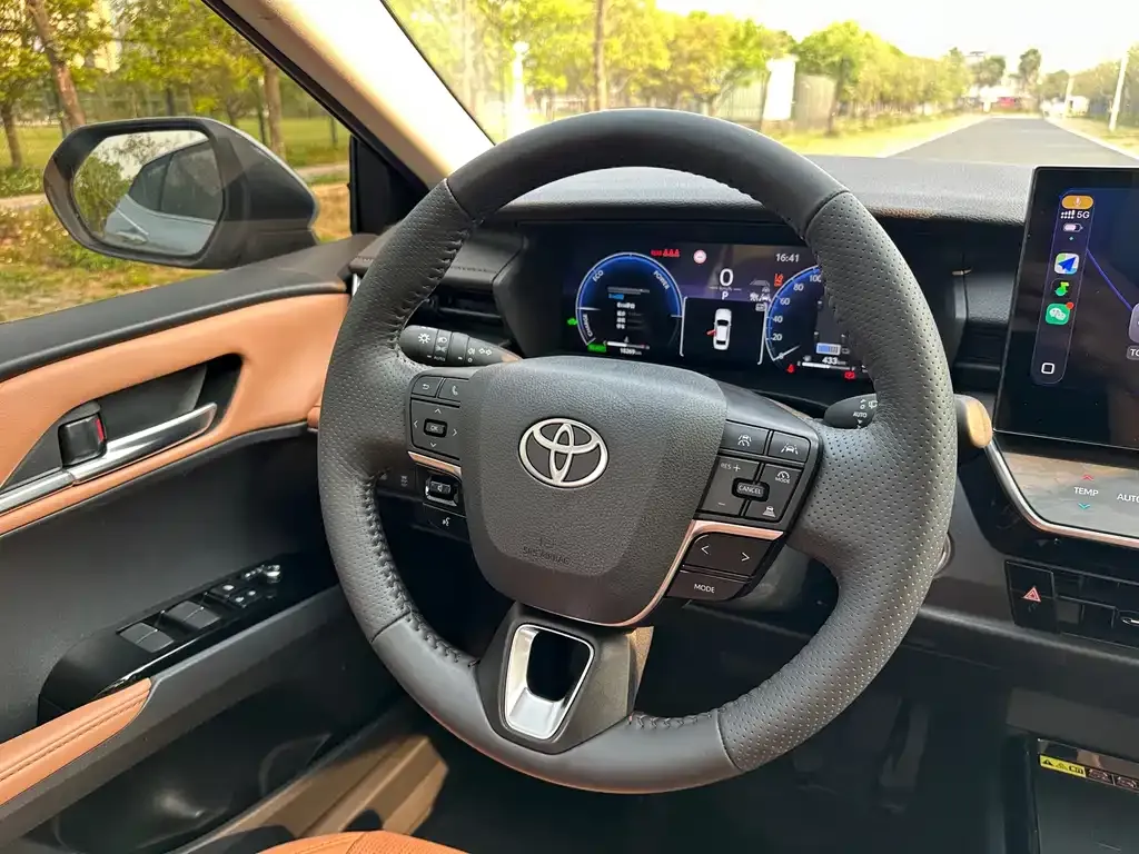 Toyota Camry — фото 6