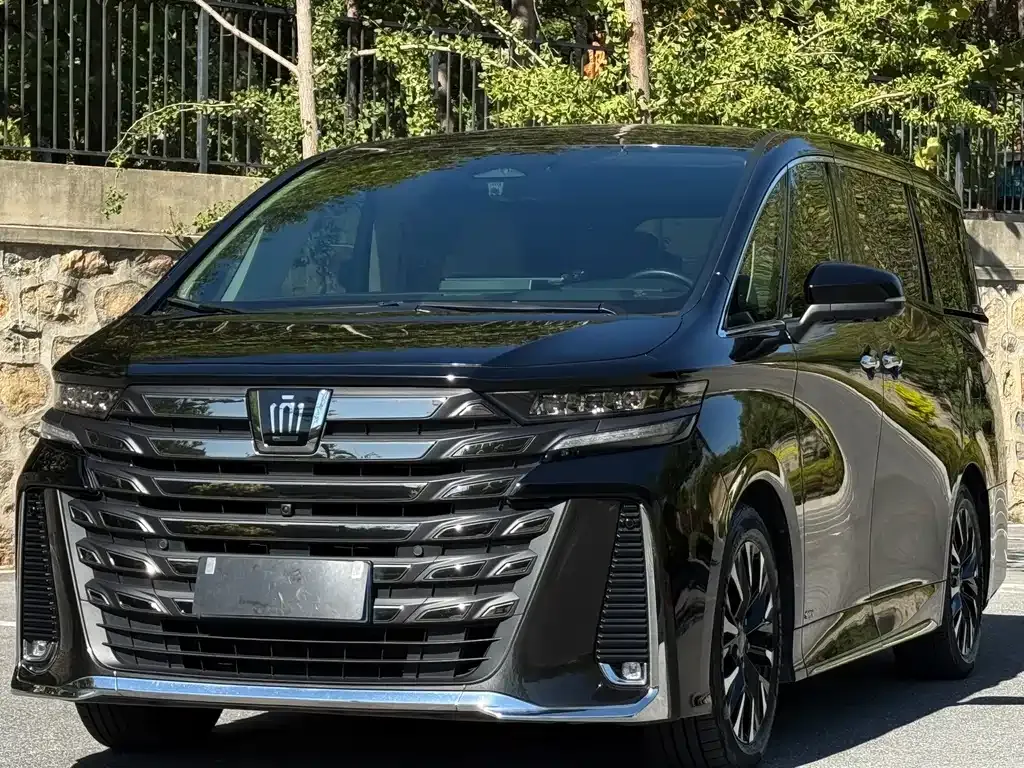 Toyota Vellfire — фото 1