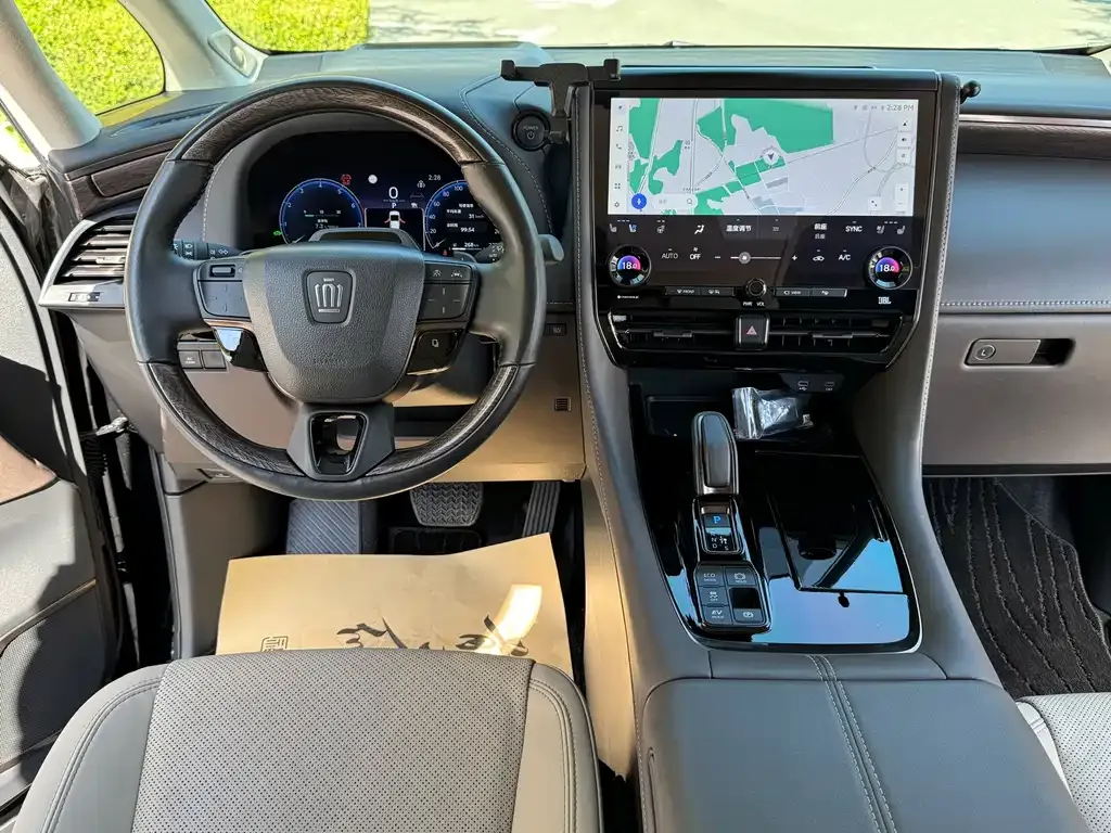 Toyota Vellfire — фото 3
