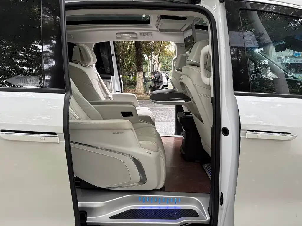 Buick GL8 Hybrid — фото 2