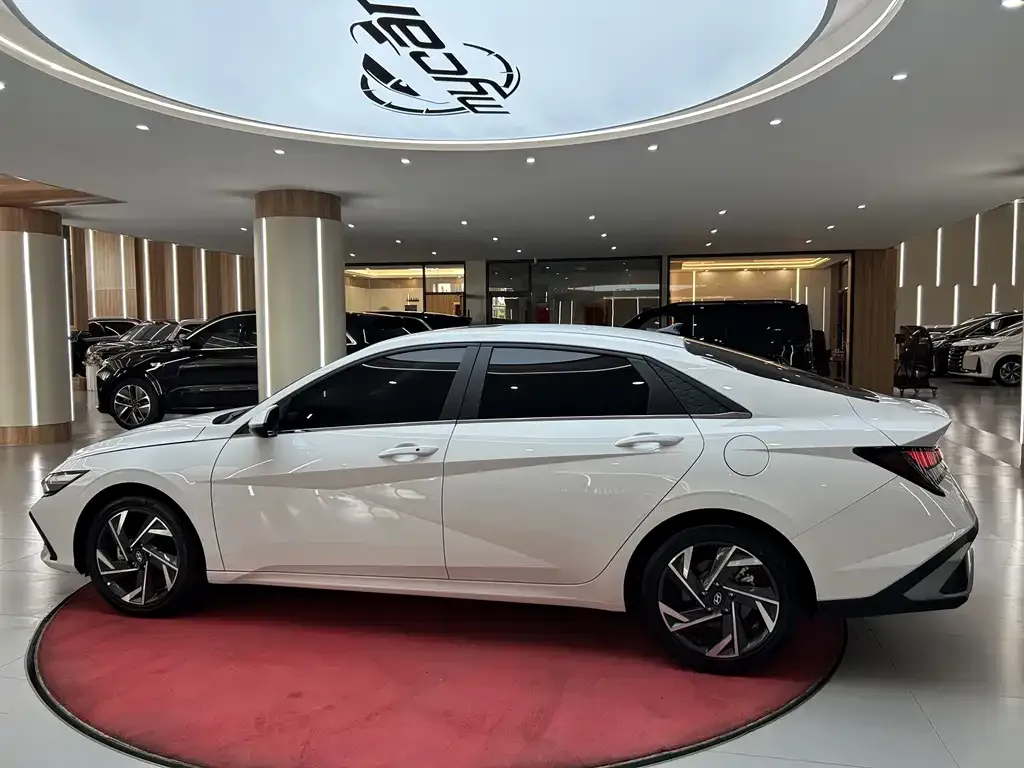 Hyundai Elantra — фото 10