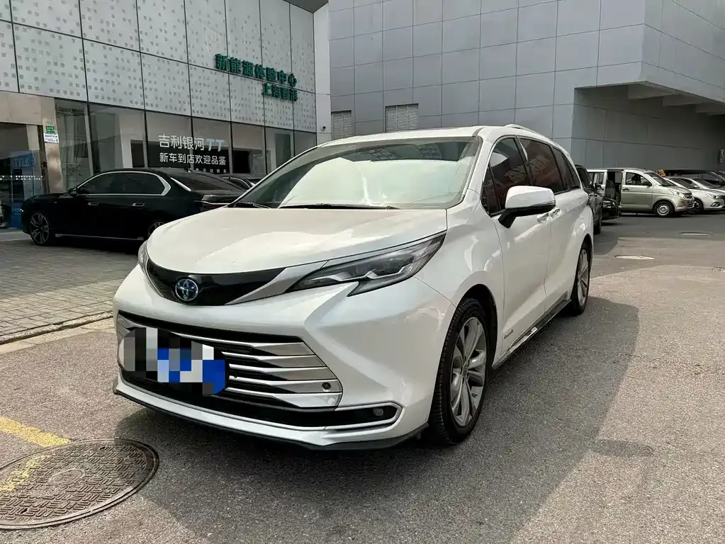 Toyota Sienna — фото 1