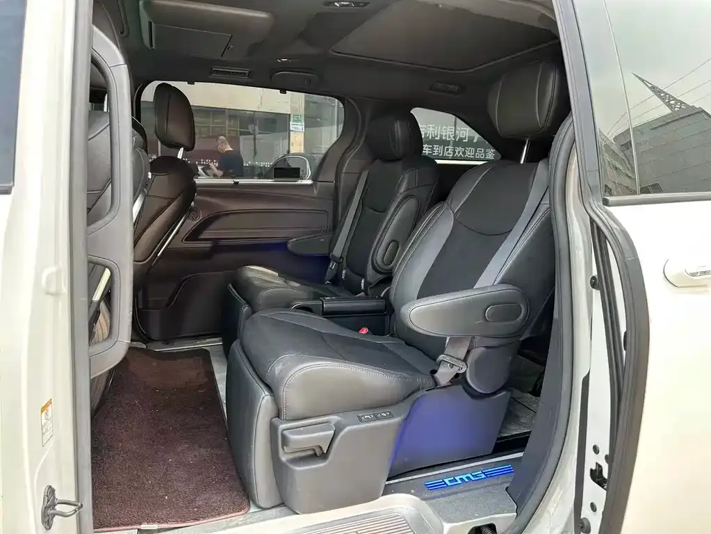 Toyota Sienna — фото 6