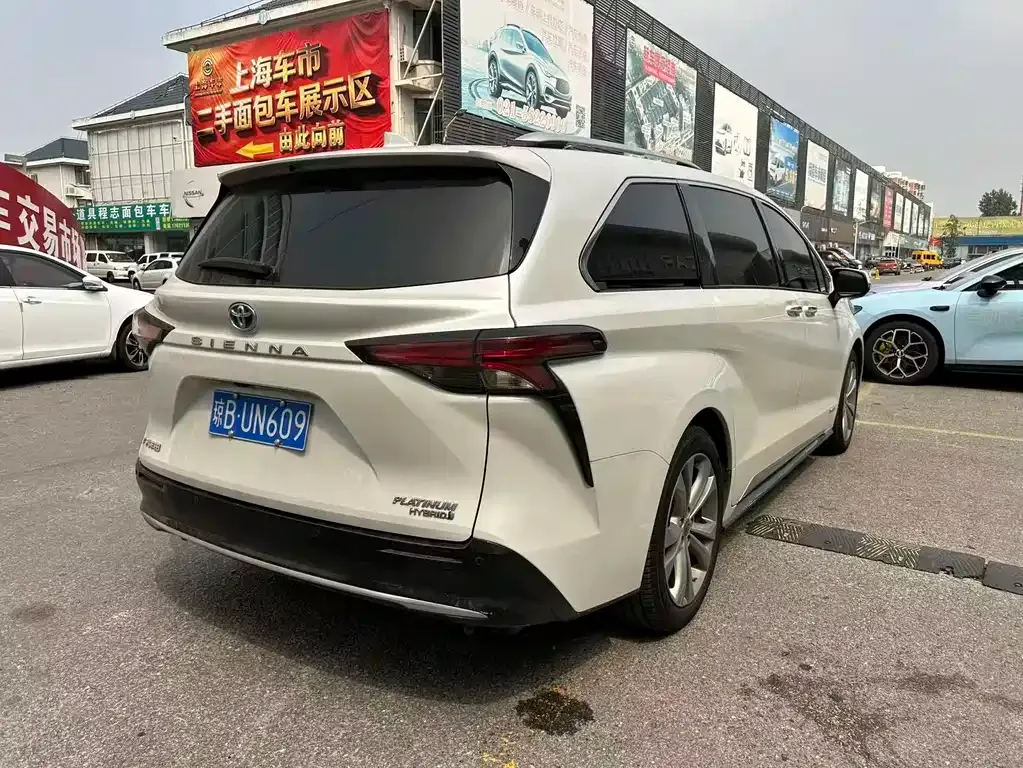 Toyota Sienna — фото 5