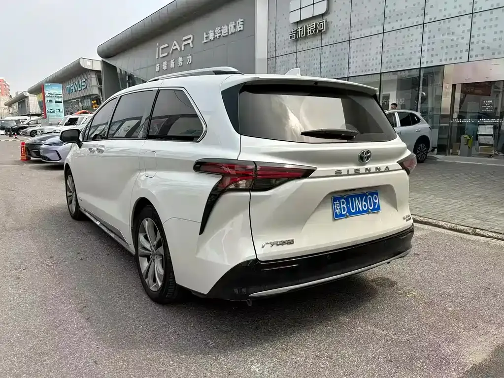 Toyota Sienna — фото 3