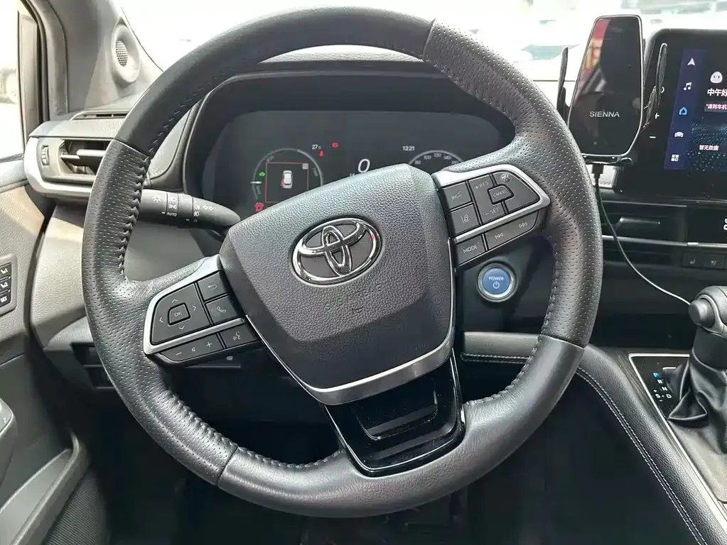 Toyota Sienna — фото 10