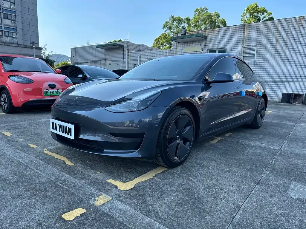 Tesla Model 3 — фото 1