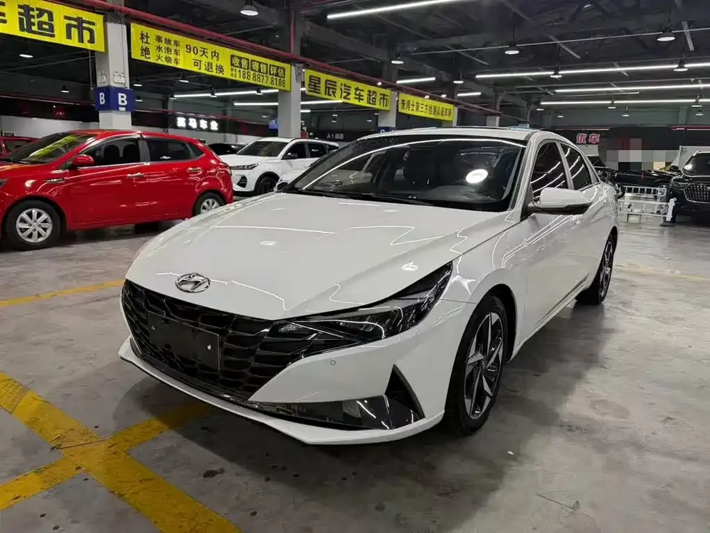Hyundai Elantra — фото 1