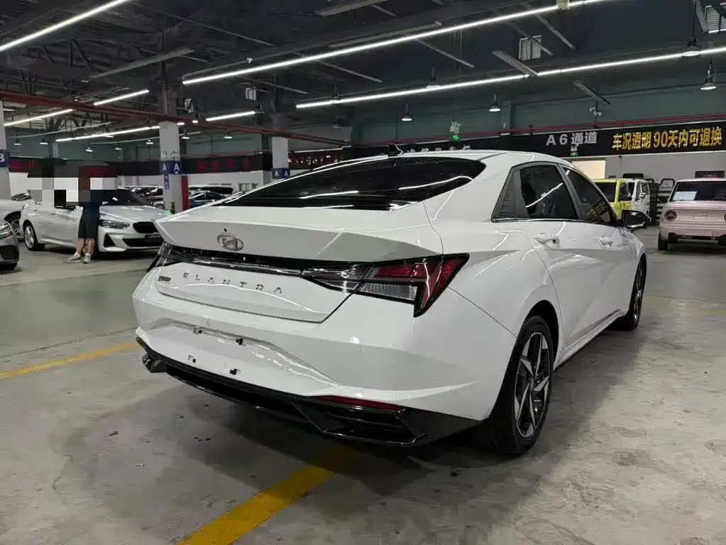 Hyundai Elantra — фото 10