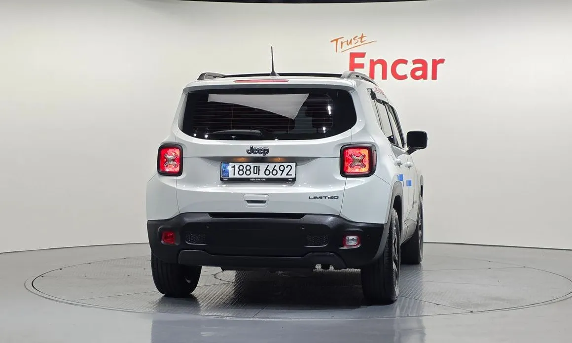 Jeep Renegade — фото 3