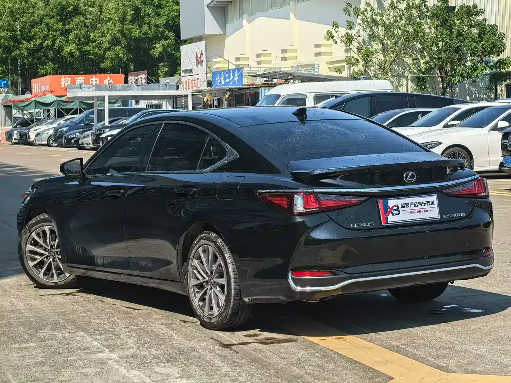 Lexus ES — фото 10