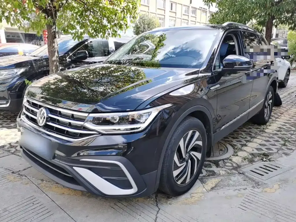 Volkswagen Tiguan L — фото 1