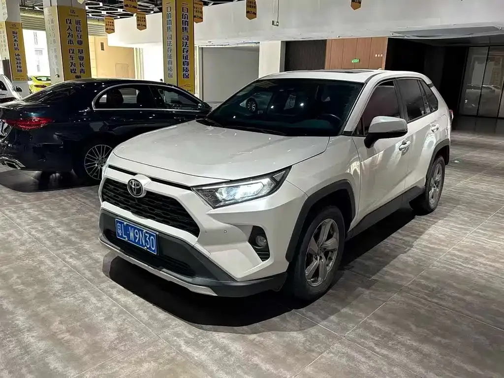 Toyota RAV4 — фото 1