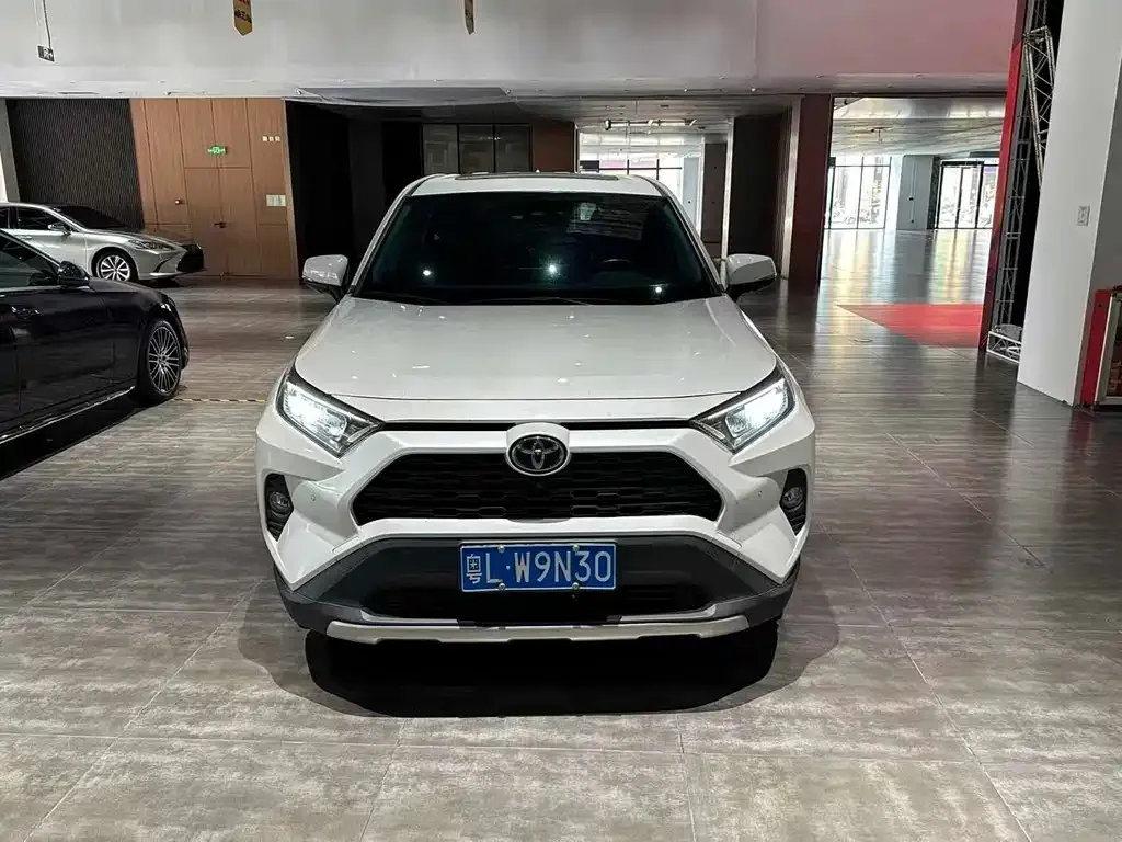 Toyota RAV4 — фото 7