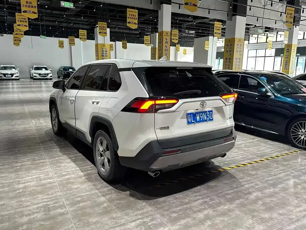 Toyota RAV4 — фото 9